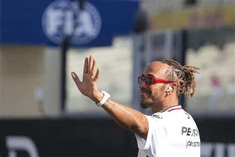 Lewis Hamilton ha messo all'asta uno dei suoi orologi unici